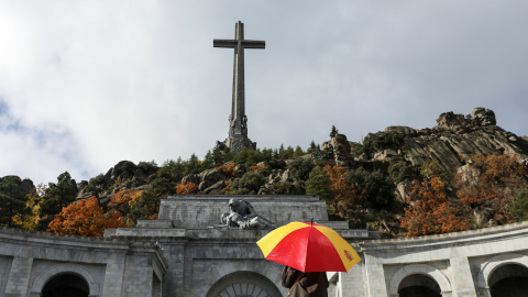 Un hombre con un paraguas con los colores de la bandera española en la explanada de la Basílica del Valle de los Caidos. REUTERS/Susana Vera Un hombre con un paraguas con los colores de la bandera española en la explanada de la Basílica del Valle de los Caidos. REUTERS/Susana Vera