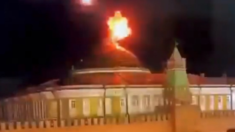 Captura de pantalla de un vídeo que muestra una explosión sobre el Kremlin, en Moscú (Rusia) Captura de pantalla de un vídeo que muestra una explosión sobre el Kremlin, en Moscú (Rusia)