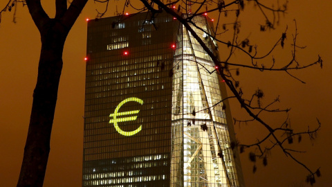 El rascacielos donde tiene su sede el BCE en Fráncfrot, iluminado y con una imagen gigante del logo del euro. REUTERS/Kai Pfaffenbach