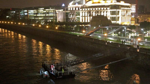 Los equipos de rescate buscan en el río Danubio a los turistas desaparecidos. (BERNADETT SZABO | EFE) Los equipos de rescate buscan en el río Danubio a los turistas desaparecidos. (BERNADETT SZABO | EFE)