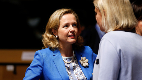 La ministra española de Economía, Nadia Calviño, conversa con la ministra sueca de Finanzas, Magdalena Andersson, al inicio de la reunión de los ministros de Economía y Finanzas de la Unión Europea en Luxemburgo. EFE/ Julien Warnand La ministra española de Economía, Nadia Calviño, conversa con la ministra sueca de Finanzas, Magdalena Andersson, al inicio de la reunión de los ministros de Economía y Finanzas de la Unión Europea en Luxemburgo. EFE/ Julien Warnand