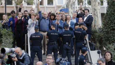 Los diputados del PDeCAT, Carles Campuzano, Jordi Xuclà, y Lourdes Ciuró, entre otros, a las puertas de la Audiencia Nacional donde hoy declaran como investigados por un delito de sedición el jefe de los Mossos d'Esquadra, Josep Lluis Trape Los diputados del PDeCAT, Carles Campuzano, Jordi Xuclà, y Lourdes Ciuró, entre otros, a las puertas de la Audiencia Nacional donde hoy declaran como investigados por un delito de sedición el jefe de los Mossos d'Esquadra, Josep Lluis Trape