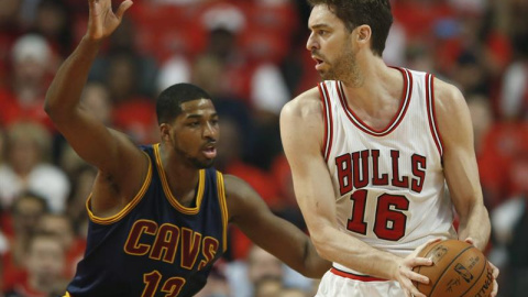 Pau Gasol con el balón ante Tristan Thompson. /EFE Pau Gasol con el balón ante Tristan Thompson. /EFE