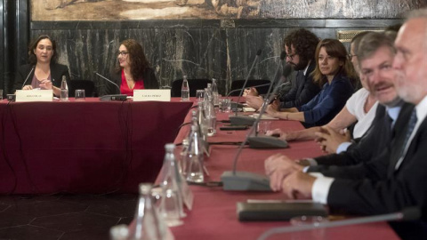 La alcaldesa de Barcelona, Ada Colau, durante la reunión que ha mantenido con los cónsules de los países de la Unión Europea,a los que ha convocado para "reflexionar" sobre los hechos ocurridos el 1-O en Cataluña y "los posibles escenarios La alcaldesa de Barcelona, Ada Colau, durante la reunión que ha mantenido con los cónsules de los países de la Unión Europea,a los que ha convocado para "reflexionar" sobre los hechos ocurridos el 1-O en Cataluña y "los posibles escenarios