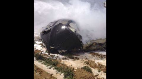 Morro del avión siniestrado en el aeropuerto de San Pablo de Sevilla. /EFE