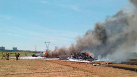 Una espesa columna de humo sale de los restos del Airbus A400.- EFE