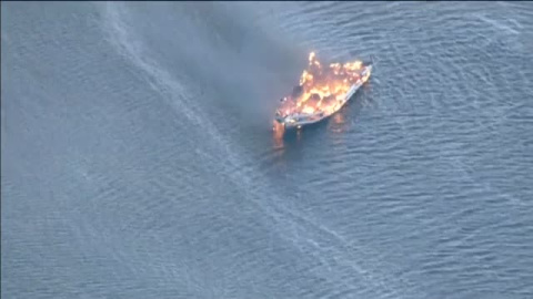 Arde un barco con 50 pasajeros en la costa de Florida Arde un barco con 50 pasajeros en la costa de Florida