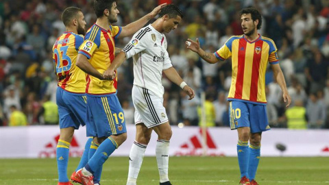 Los jugadores del Valencia consuelan a Cristiano. /EFE Los jugadores del Valencia consuelan a Cristiano. /EFE