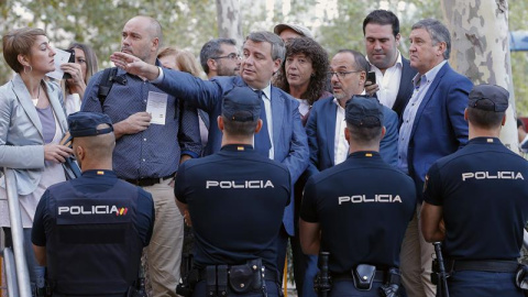 Els diputats Carles Campuzano, Jordi Xuclà, Lourdes Ciuró i Jordi Salvador, entre altres, aturats per la policia a les portes de l'Audiència Nacional / EFE