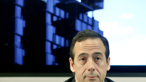 El consejero delegado de CaixaBank, Gonzalo Gortázar, durante la rueda de prensa en la que ha anunciado los resultados de la empresa en el primer trimestre de 2016. EFE/Andreu Dalmau