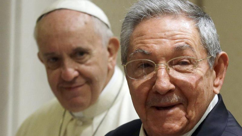 Raúl Castro elogia al papa: si sigue así "volveré" a la Iglesia. /EFE Raúl Castro elogia al papa: si sigue así "volveré" a la Iglesia. /EFE