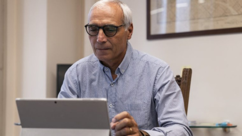 Una persona con uno de los ordenadores reutilizado. Una persona con uno de los ordenadores reutilizado.