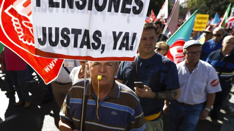 Manifestantes en la marcha por pensiones dignas/ EFE Manifestantes en la marcha por pensiones dignas/ EFE