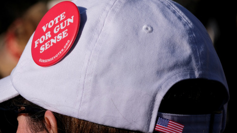 Gorra con la bandera de EEUU y una chapa por el control de armas durante una manifestación en Nashville, a 17 de abril de 2023. Gorra con la bandera de EEUU y una chapa por el control de armas durante una manifestación en Nashville, a 17 de abril de 2023.