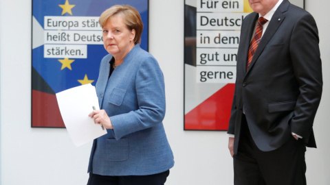 La canciller alemana y líder de la CDU, Angela Merkel, con el primer ministro de Bacviera y líder de la CSU, Horst Seehofer, a su llegada a la rueda de prensa conjunta en el inicio de las negociaciones para formar gobierno tras las eleccion La canciller alemana y líder de la CDU, Angela Merkel, con el primer ministro de Bacviera y líder de la CSU, Horst Seehofer, a su llegada a la rueda de prensa conjunta en el inicio de las negociaciones para formar gobierno tras las eleccion