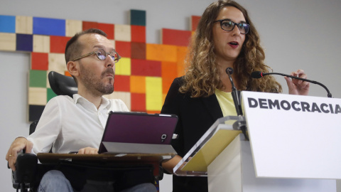 El secretario de Organización de Podemos, Pablo Echenique, y la portavoz adjunta Noelia Vera, durante la rueda de prensa que han ofrecido tras el Consejo de Coordinación de esta formación, en Madrid. EFE/Juan Carlos Hidalgo El secretario de Organización de Podemos, Pablo Echenique, y la portavoz adjunta Noelia Vera, durante la rueda de prensa que han ofrecido tras el Consejo de Coordinación de esta formación, en Madrid. EFE/Juan Carlos Hidalgo