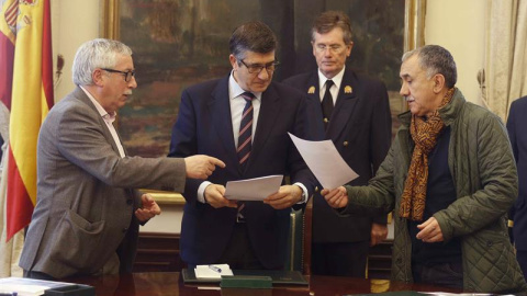 Los secretarios generales de CCOO, Ignacio Fernández Toxo (i), y de UGT, Pepe Álvarez (d), en su encuentro con el presidente del Congreso, Patxi López.- EFE Los secretarios generales de CCOO, Ignacio Fernández Toxo (i), y de UGT, Pepe Álvarez (d), en su encuentro con el presidente del Congreso, Patxi López.- EFE
