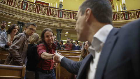 El líder de Podemos , Pablo Iglesias, estrecha la mano del secretario general del PSOE, Pedro Sanchez, al finalizar el último lpano de la XI Legislatura. EFE/Paco Campos El líder de Podemos , Pablo Iglesias, estrecha la mano del secretario general del PSOE, Pedro Sanchez, al finalizar el último lpano de la XI Legislatura. EFE/Paco Campos
