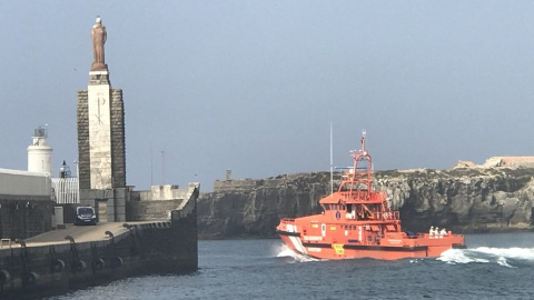 Uno de los barcos de Salvamento Marítimo efectúan el rescate de 16 pateras en el Estrecho y el Mar de Alborán./TWITTER Uno de los barcos de Salvamento Marítimo efectúan el rescate de 16 pateras en el Estrecho y el Mar de Alborán./TWITTER