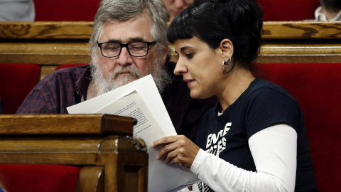 Los diputados de la CUP Anna Gabriel y Joan Garriga tras la declaración de Puigdemont hoy en el Parlament. EFE/Alberto Estévez Los diputados de la CUP Anna Gabriel y Joan Garriga tras la declaración de Puigdemont hoy en el Parlament. EFE/Alberto Estévez