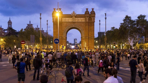 Vista de la concentración convocada esta tarde en las inmediaciones del Parlament de Catalunya, para seguir a través de una gran pantalla la comparecencia del presidente de la Generalitat, Carles Puigdemont. EFE/Enric Fontcuberta Vista de la concentración convocada esta tarde en las inmediaciones del Parlament de Catalunya, para seguir a través de una gran pantalla la comparecencia del presidente de la Generalitat, Carles Puigdemont. EFE/Enric Fontcuberta