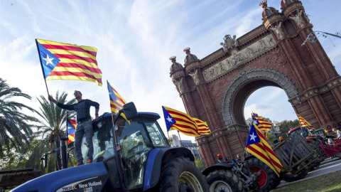 Varios de los agricultores de la comarca de Maresme, de la provincia de Barcelona, que han viajado por carretera hasta la capital y han aparcado una treintena de tractores bajo el Arc del Triomf para expresar su apoyo al presidente de la Ge Varios de los agricultores de la comarca de Maresme, de la provincia de Barcelona, que han viajado por carretera hasta la capital y han aparcado una treintena de tractores bajo el Arc del Triomf para expresar su apoyo al presidente de la Ge