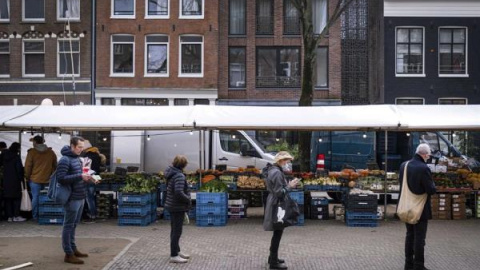 Cola para comprar alimentos en Países Bajos por la Pandemia. Cola para comprar alimentos en Países Bajos por la Pandemia.