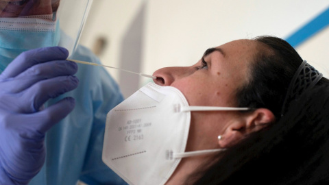 Un trabajador sanitario realiza una prueba PCR. Un trabajador sanitario realiza una prueba PCR.