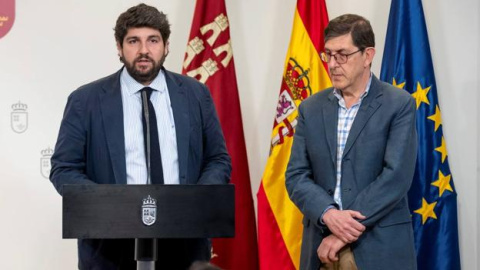 El presidente de Murcia, Fernando López Miras junto con el consejero de Salud, Manuel Villegas. MARCIAL GUILLÉN / EFE El presidente de Murcia, Fernando López Miras junto con el consejero de Salud, Manuel Villegas. MARCIAL GUILLÉN / EFE