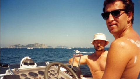 Alberto Núñez Feijóo con Marcial Dorado, un narcotraficante que actualmente se encuentra en la cárcel. Alberto Núñez Feijóo con Marcial Dorado, un narcotraficante que actualmente se encuentra en la cárcel.