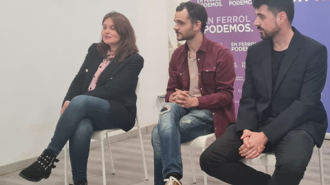 4/5/23 De izquierda a derecha, Verónica Hermida, secretaria de Comunicación de Podemos Galicia y directora de la campaña del 28M; el candidato de Ferrol, Aitor Cordero, y el coordinador nacional del partido en la comunidad, Borja San Ramón.