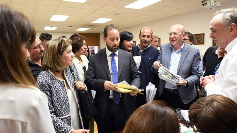 Representantes de las diversas formaciones políticas en el recuento oficial realizado por la Junta Electoral de las elecciones municipales de León. (J. CASARES | EFE) Representantes de las diversas formaciones políticas en el recuento oficial realizado por la Junta Electoral de las elecciones municipales de León. (J. CASARES | EFE)