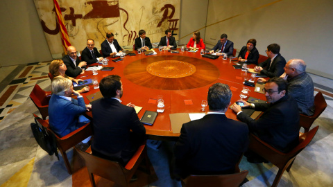 Reunión del Govern de la Generalitat presidido por Carles Puigdemont. REUTERS Reunión del Govern de la Generalitat presidido por Carles Puigdemont. REUTERS