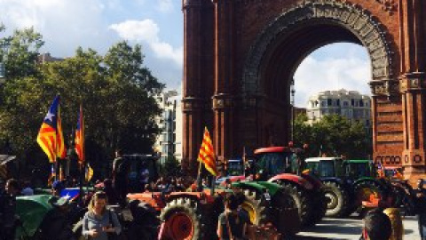 Pagesos s'han desplaçat a les immediacions del Parlament de Catalunya per manifestar el seu suport al president Puigdemont Pagesos s'han desplaçat a les immediacions del Parlament de Catalunya per manifestar el seu suport al president Puigdemont