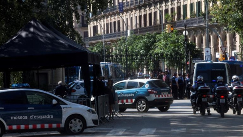 Mossos d'Esquadra tanquen els accessos al Parc de la Ciutadella / EFE Mossos d'Esquadra tanquen els accessos al Parc de la Ciutadella / EFE