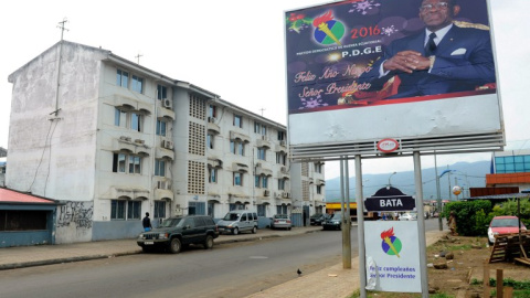 Un cartel del presidente Teodoro Obian en la ciudad de Bata. - AFP Un cartel del presidente Teodoro Obian en la ciudad de Bata. - AFP