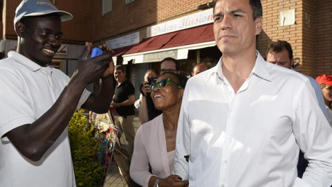 Una mujer se fotografía con el secretario general del PSOE, Pedro Sánchez (d), a la llegada de éste al mitin que su partido ha ofrecido este lunes en Valladolid. EFE/Nacho Gallego Una mujer se fotografía con el secretario general del PSOE, Pedro Sánchez (d), a la llegada de éste al mitin que su partido ha ofrecido este lunes en Valladolid. EFE/Nacho Gallego