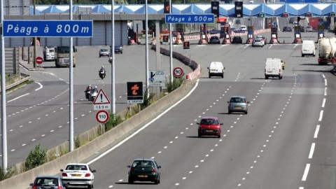 Vehículos se aproximan al peaje de Fresnes lez Montauban en la autopista A1 entre Lille y París. REUTERS/Pascal Rossignol Vehículos se aproximan al peaje de Fresnes lez Montauban en la autopista A1 entre Lille y París. REUTERS/Pascal Rossignol