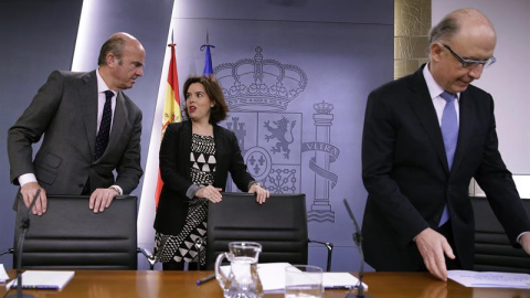 La vicepresidenta del Gobierno, Soraya Sáenz de Santamaría, acompañada por los ministros de Economía y Competitividad y de Hacienda, Luis de Guindos (i) y Cristóbal Montoro, respectivamente. /EFE La vicepresidenta del Gobierno, Soraya Sáenz de Santamaría, acompañada por los ministros de Economía y Competitividad y de Hacienda, Luis de Guindos (i) y Cristóbal Montoro, respectivamente. /EFE