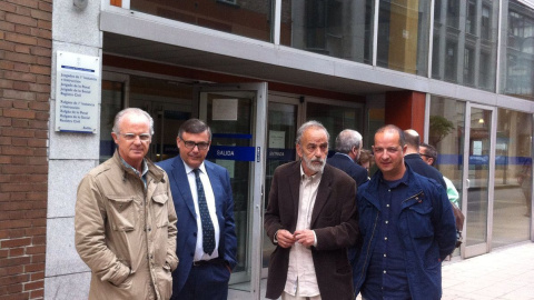 Luis Montes con dos de los acusados, a la salida del juzgado. Luis Montes con dos de los acusados, a la salida del juzgado.