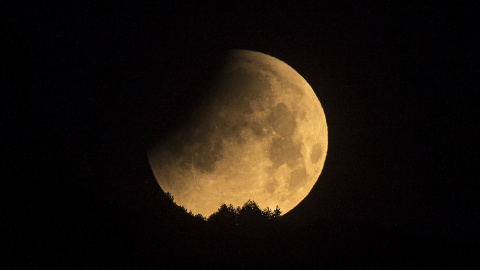 La luna se ve durante un eclipse lunar penumbral en Skopje, a Mayo de 2022. La luna se ve durante un eclipse lunar penumbral en Skopje, a Mayo de 2022.