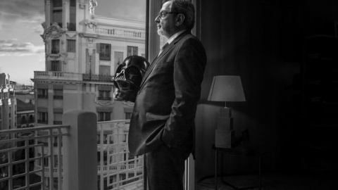 Juan Luis Cebrián posó con el casco de Darth Vader en un despacho de la cadena SER, situada en la Gran Vía de Madrid. Juan Luis Cebrián posó con el casco de Darth Vader en un despacho de la cadena SER, situada en la Gran Vía de Madrid.