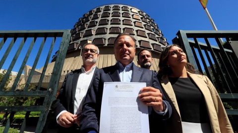 El secretario general de Ciudadanos, José Manuel Villegas (i); el portavoz adjunto del grupo, Joan Mesquida (2i), y los diputados de Ciudadanos, Edmundo Bal (2d) y Sara Giménez (d), registran un recurso de inconstitucionalidad contra la lla El secretario general de Ciudadanos, José Manuel Villegas (i); el portavoz adjunto del grupo, Joan Mesquida (2i), y los diputados de Ciudadanos, Edmundo Bal (2d) y Sara Giménez (d), registran un recurso de inconstitucionalidad contra la lla