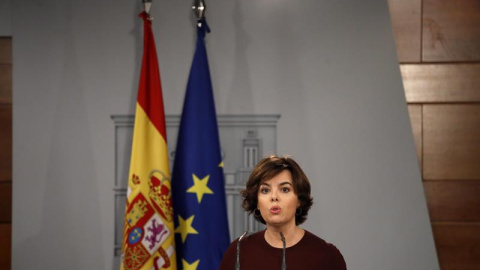 La vicepresidenta del Gobierno, Soraya Sáenz de Santamaría, durante su comparecencia esta noche en el Palacio de la Moncloa, en Madrid, en la que ha anunciado que mañana se celebrará una reunión extraordinaria del Consejo de Ministros que e La vicepresidenta del Gobierno, Soraya Sáenz de Santamaría, durante su comparecencia esta noche en el Palacio de la Moncloa, en Madrid, en la que ha anunciado que mañana se celebrará una reunión extraordinaria del Consejo de Ministros que e