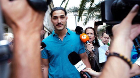 Alfonso Jesús Cabezuelo ha sido el primero de los componentes de la manada que se ha presentado ante al juzgado de guardia de Sevilla. (PEPO HERRERO | EFE) Alfonso Jesús Cabezuelo ha sido el primero de los componentes de la manada que se ha presentado ante al juzgado de guardia de Sevilla. (PEPO HERRERO | EFE)