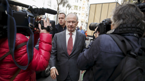 El expresidente de Bankia y exvicepresidente del Gobierno, Rodrigo Rato, asediado por los fotógrafos a la llegada de su despacho particular. REUTERS/Andrea Comas El expresidente de Bankia y exvicepresidente del Gobierno, Rodrigo Rato, asediado por los fotógrafos a la llegada de su despacho particular. REUTERS/Andrea Comas