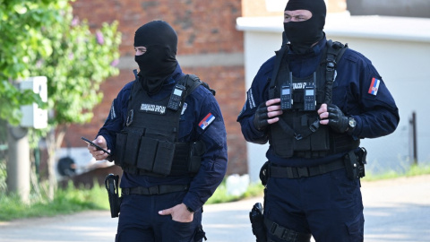 05/05/2023 - Dos policías enmascarados tras el tiroteo en el área de seguridad de la aldea de Dubona, a 60 kilómetros de Belgrado. 05/05/2023 - Dos policías enmascarados tras el tiroteo en el área de seguridad de la aldea de Dubona, a 60 kilómetros de Belgrado.