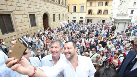 El ministro de Interior italiano, Matteo Salvini, a la derecha de la imagen, posa junto al candidato a la alcaldia de Siena Luigi De Mossi en Siena al cierre de la campaña. (Fabio di Pietro | EFE) El ministro de Interior italiano, Matteo Salvini, a la derecha de la imagen, posa junto al candidato a la alcaldia de Siena Luigi De Mossi en Siena al cierre de la campaña. (Fabio di Pietro | EFE)