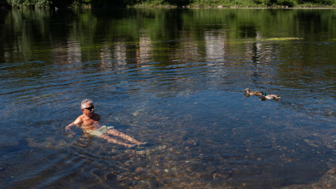 El sol y las altas temperaturas, entre 33 y 37 grados en la mayor parte de España, marcarán el inicio del mes de junio, con valores este viernes de 10 a 15 grados por encima de lo normal en el noroeste. En la imagen, un hombre se refresca e