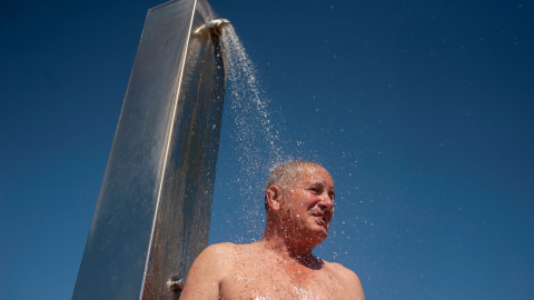 Ourense registra este viernes temperaturas que rondan los 38 grados centígrados. En la imagen, un hombre se refresca en la ducha instalada en la zona termal de A Chavasqueira. | EFE